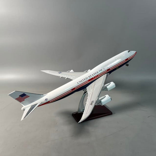 نموذج طائرة الرئاسة الأمريكية بوينغ 747-8 (VC-25B) بمقياس 1:150 - بالطلاء الرئاسي الجديد (47 سم / 18.5 بوصة) - Secondary