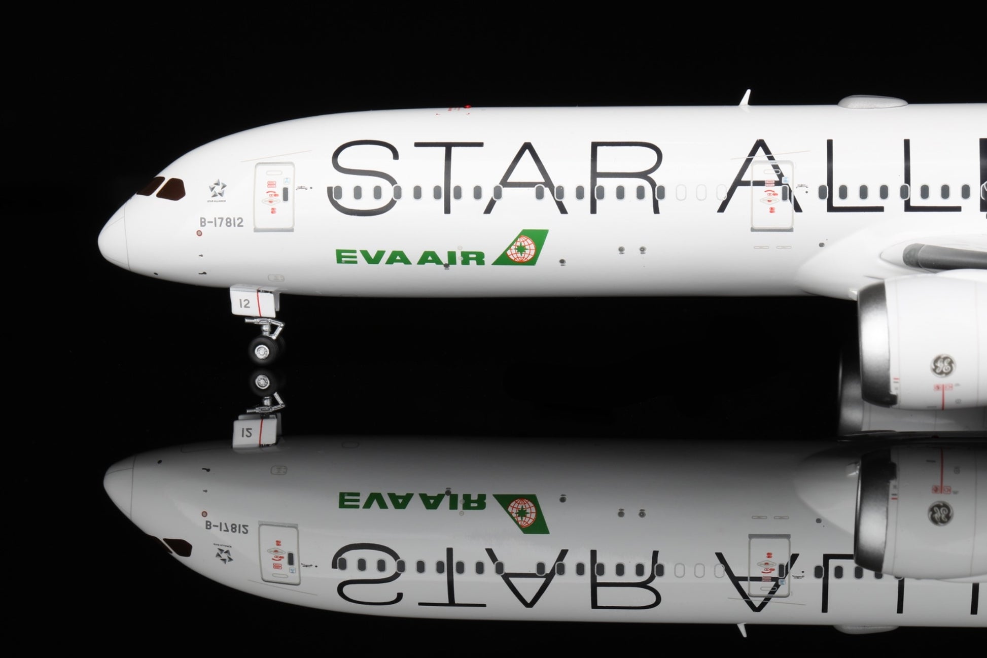 EVA Air Boeing 787-10 B-17812 – Scale 1:200 – SQ Wings – 34.3 cm