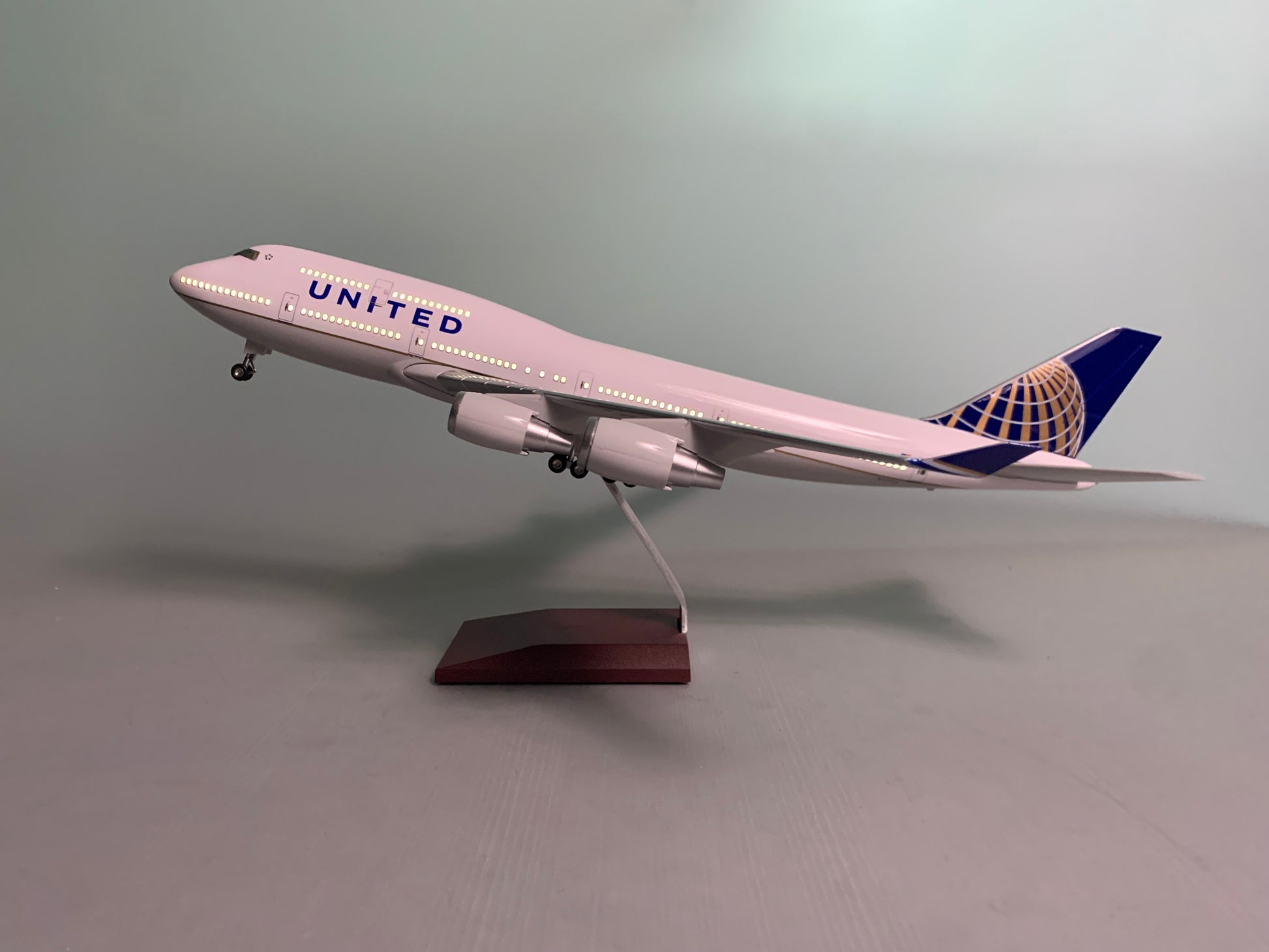 B747-400 United - Scale 1/150 - 47cm - 18.5 in - Airplane Model