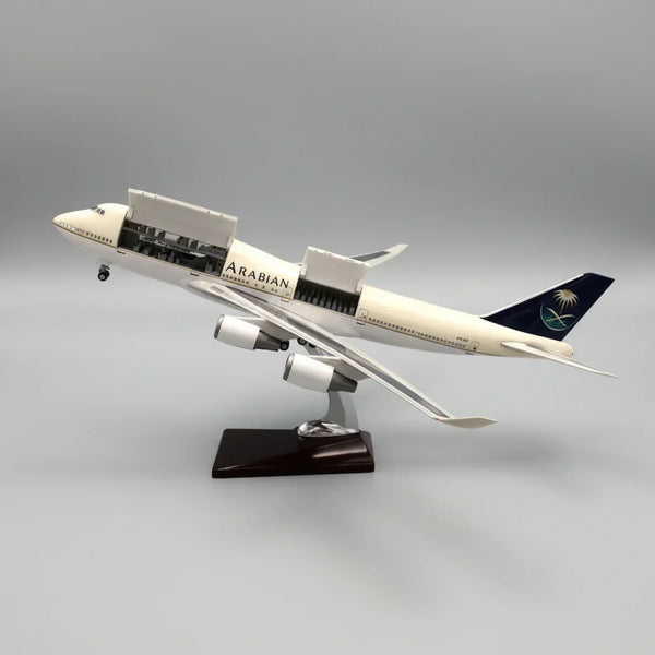 Saudia Airlines Boeing 747-400 1:150 – 47 cm / 18.5 in – Interior de cabina abrible y luces LED