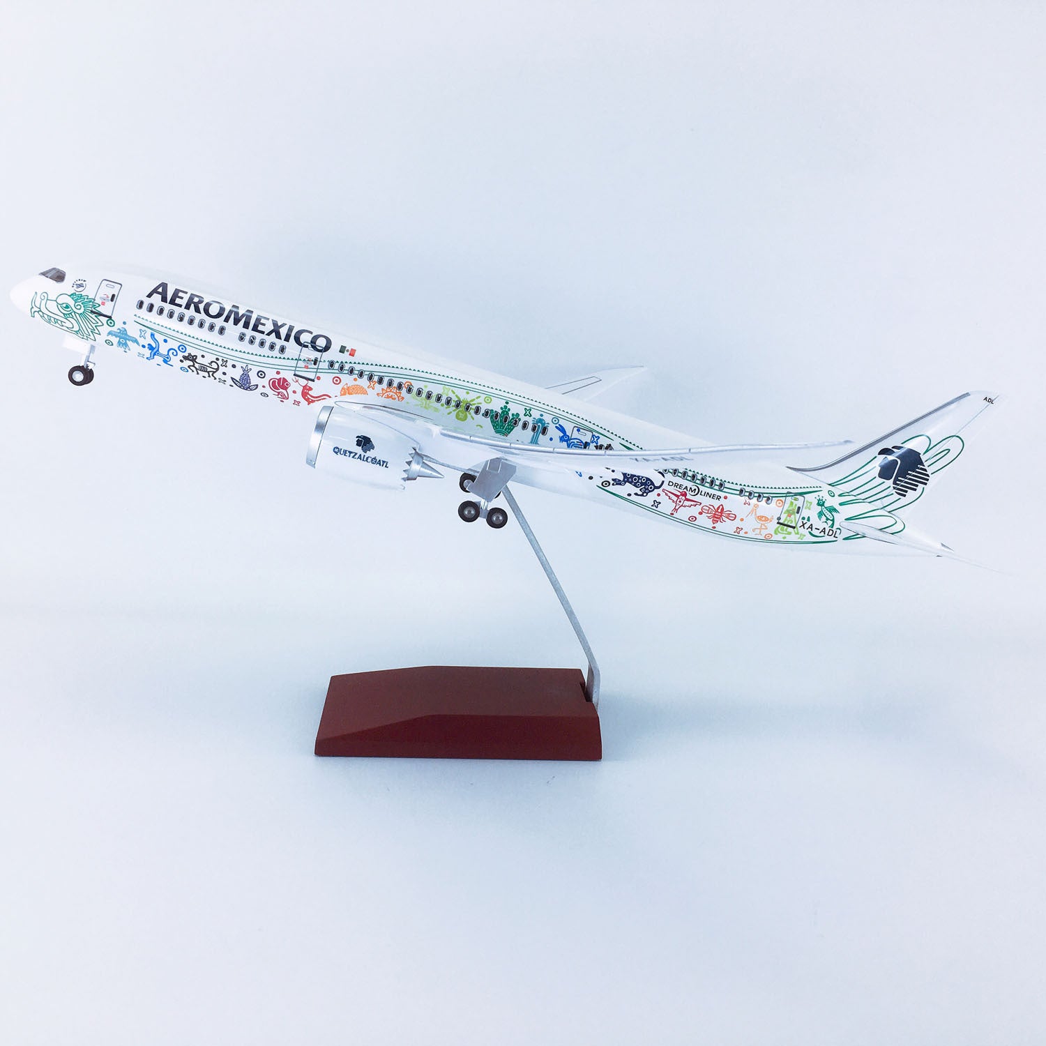 Boeing 787-9 Aeroméxico "Quetzalcóatl" – Scale 1:130 (43 cm / 16.9 in)