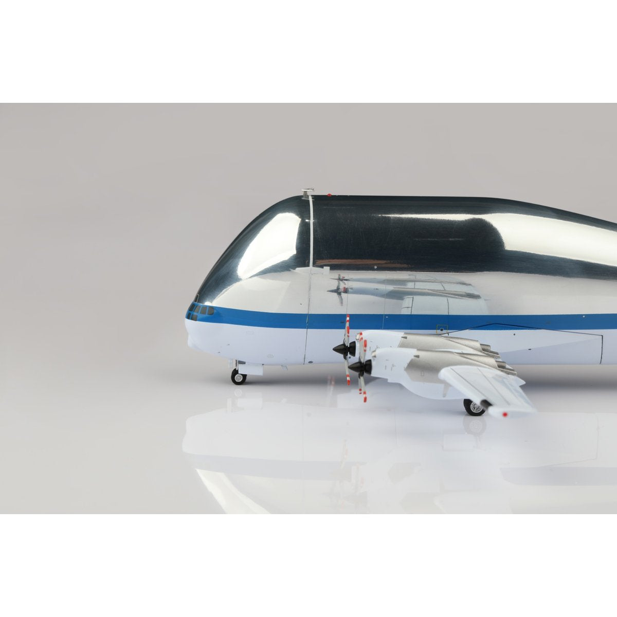 NASA 377SGT Super Guppy N941NA – Scale 1:200 – SQ Wings – 21.9 cm