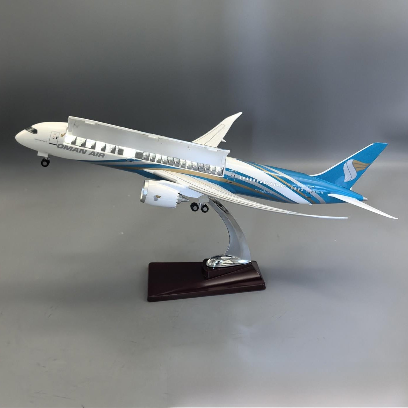 Oman Air Boeing 787-9 Dreamliner – 42 cm / 16.5 in – Openable Hatch Cover LED Display Model - Gallery 5
