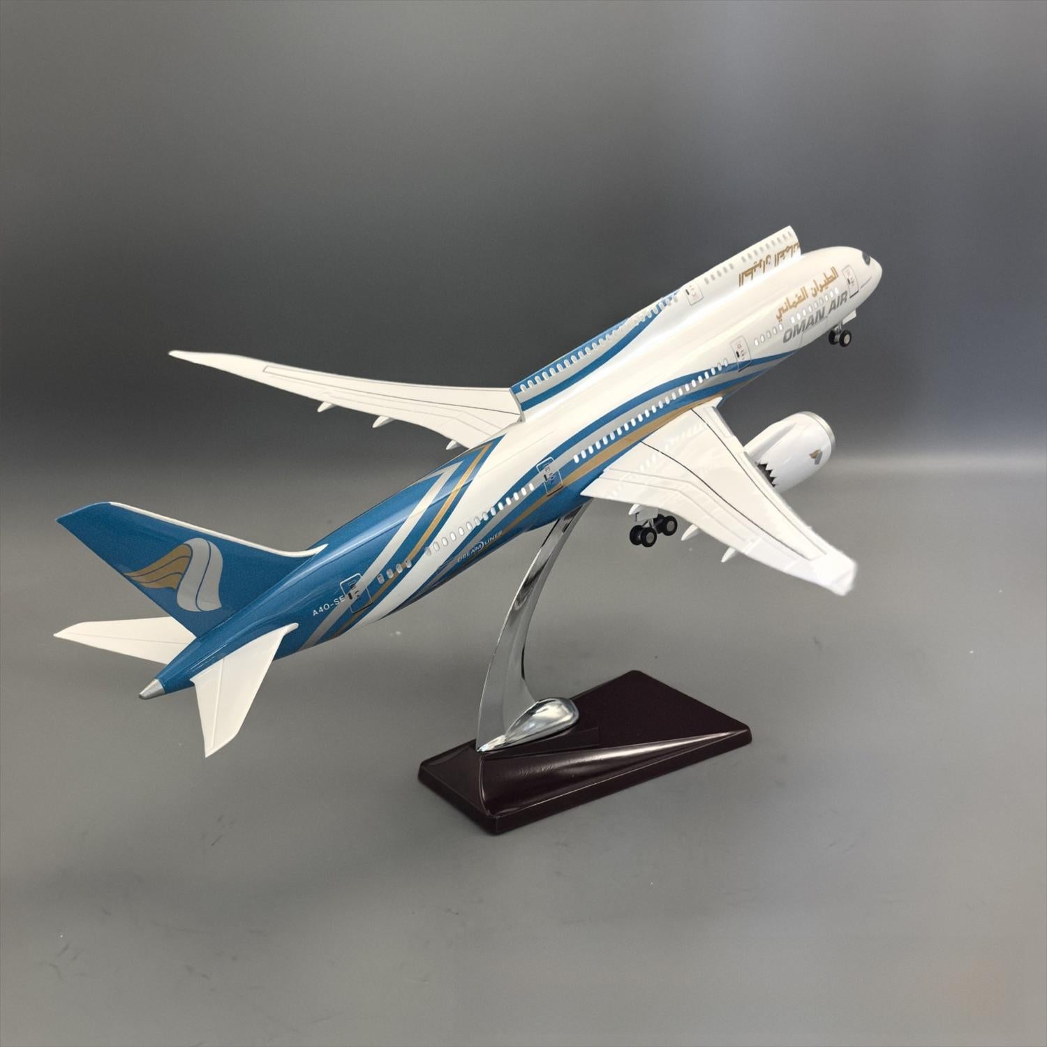Oman Air Boeing 787-9 Dreamliner – 42 cm / 16.5 in – Openable Hatch Cover LED Display Model - Gallery 6