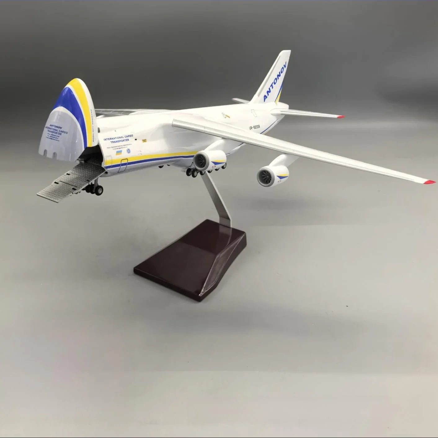 Ukraine International Antonov An-124 1:165 – 42 cm / 16.5 in