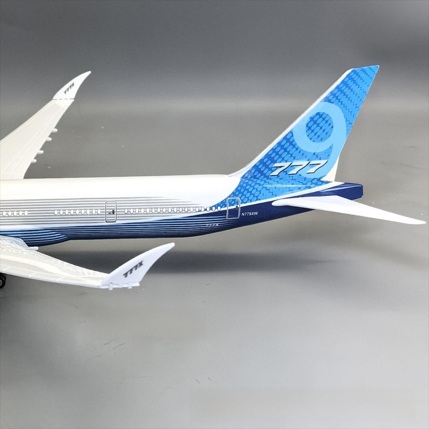 Boeing 777-9X House Prototype – 47 cm / 18.5 in – Folding Wingtip Display Model