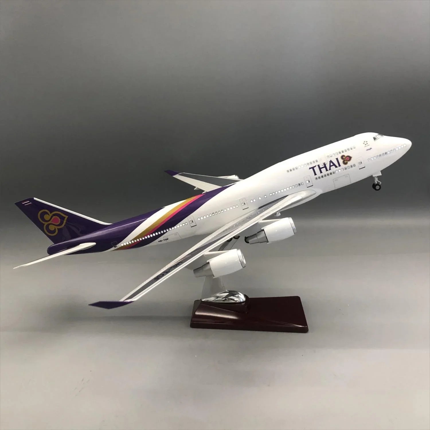 Thai Airways Boeing 747-400 1:150 – 47 cm / 18.5 in – Opening Cabin Interior & LED Lights - Gallery 4
