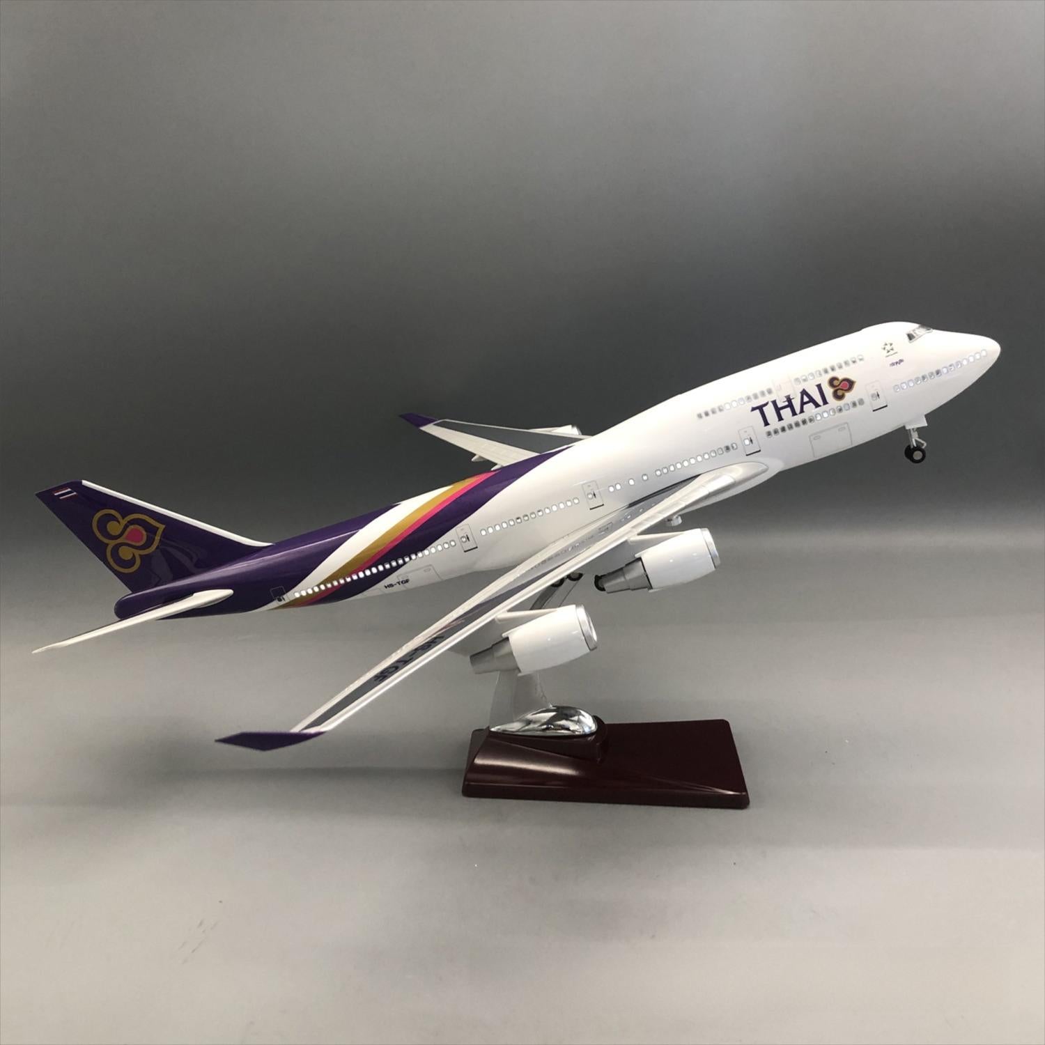 Thai Airways Boeing 747-400 1:150 – 47 cm / 18.5 in – Opening Cabin Interior & LED Lights