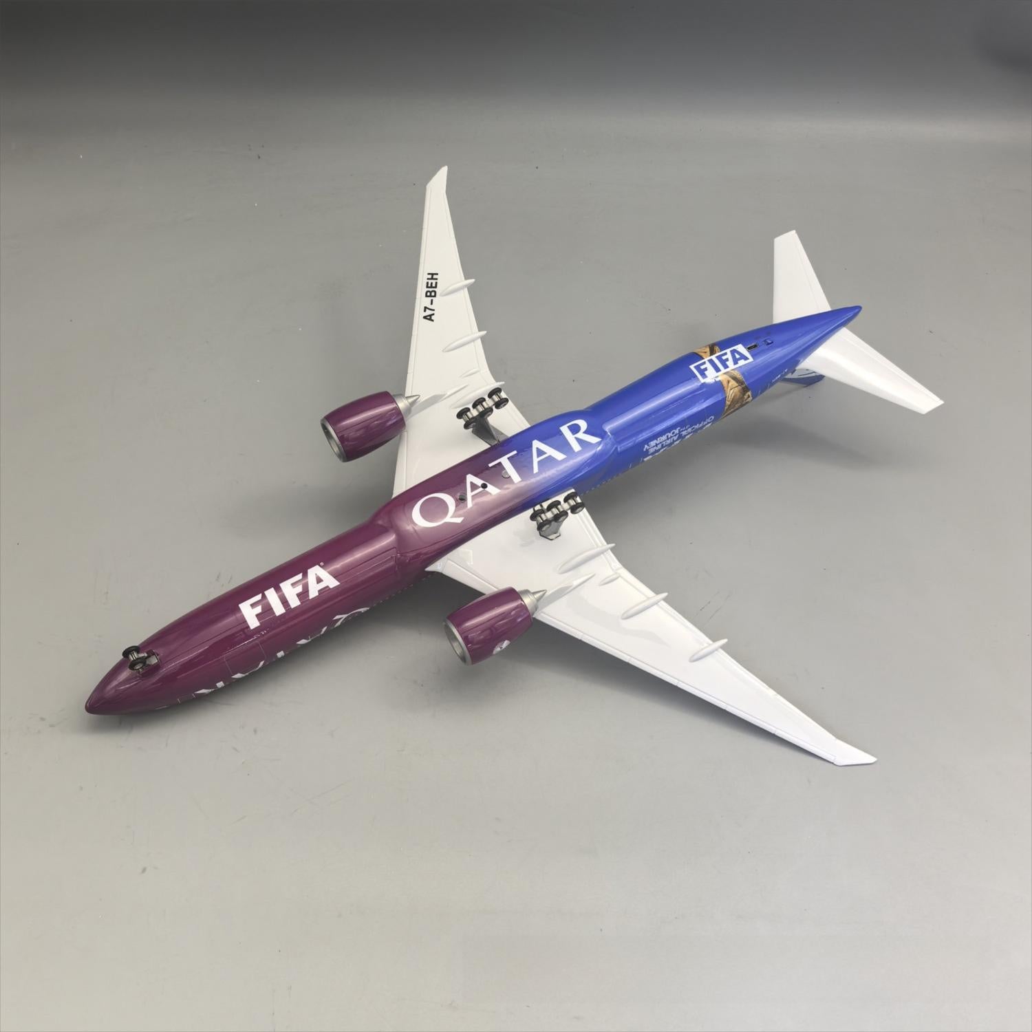 Qatar Airways Boeing 777-300ER "Copa Mundial de la FIFA" – 47 cm / 18,5 in – Modelo con pantalla LED activada por voz - Gallery 8
