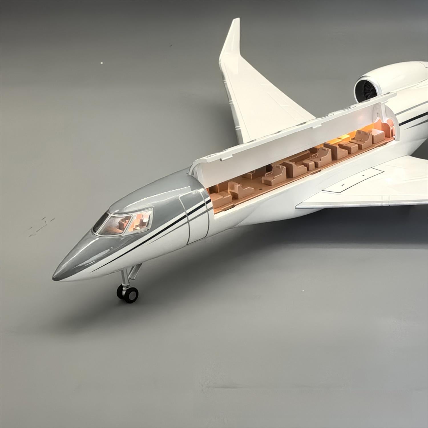 Gulfstream G650ER Business Jet 1:50 – 45 cm / 17.7 in – Opening Cabin Interior & LED Lights