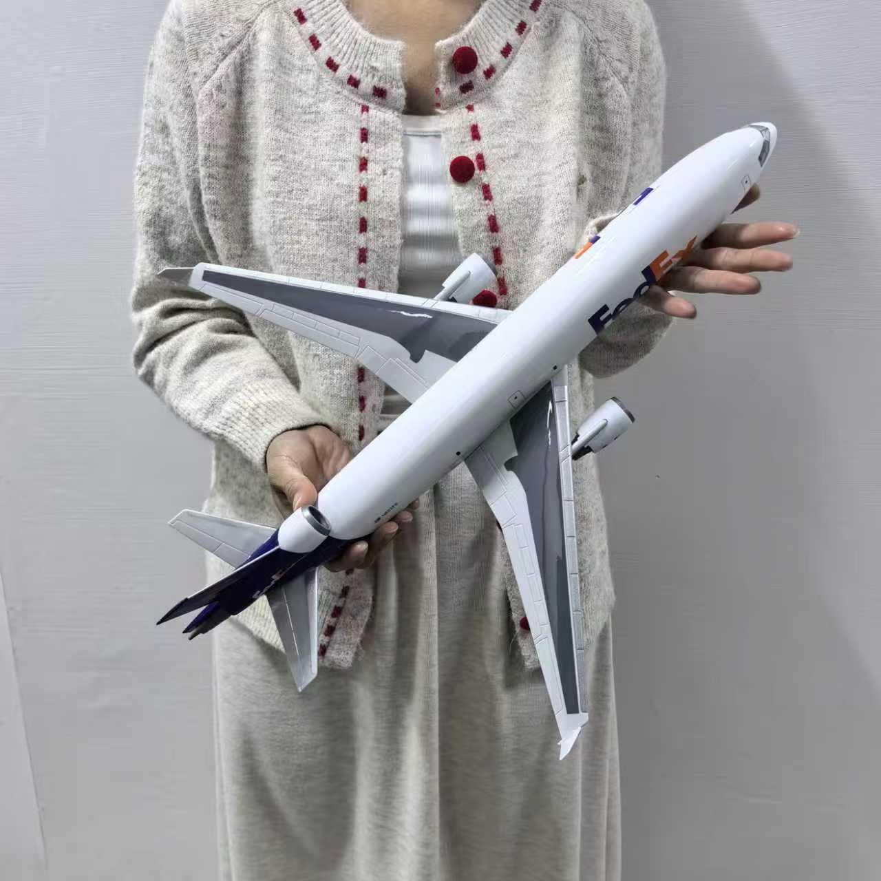 FEDEX MD-11 McDonnell Douglas – Scale 1:130 – 47 cm/18.5 in – ABS Resin - Gallery 9