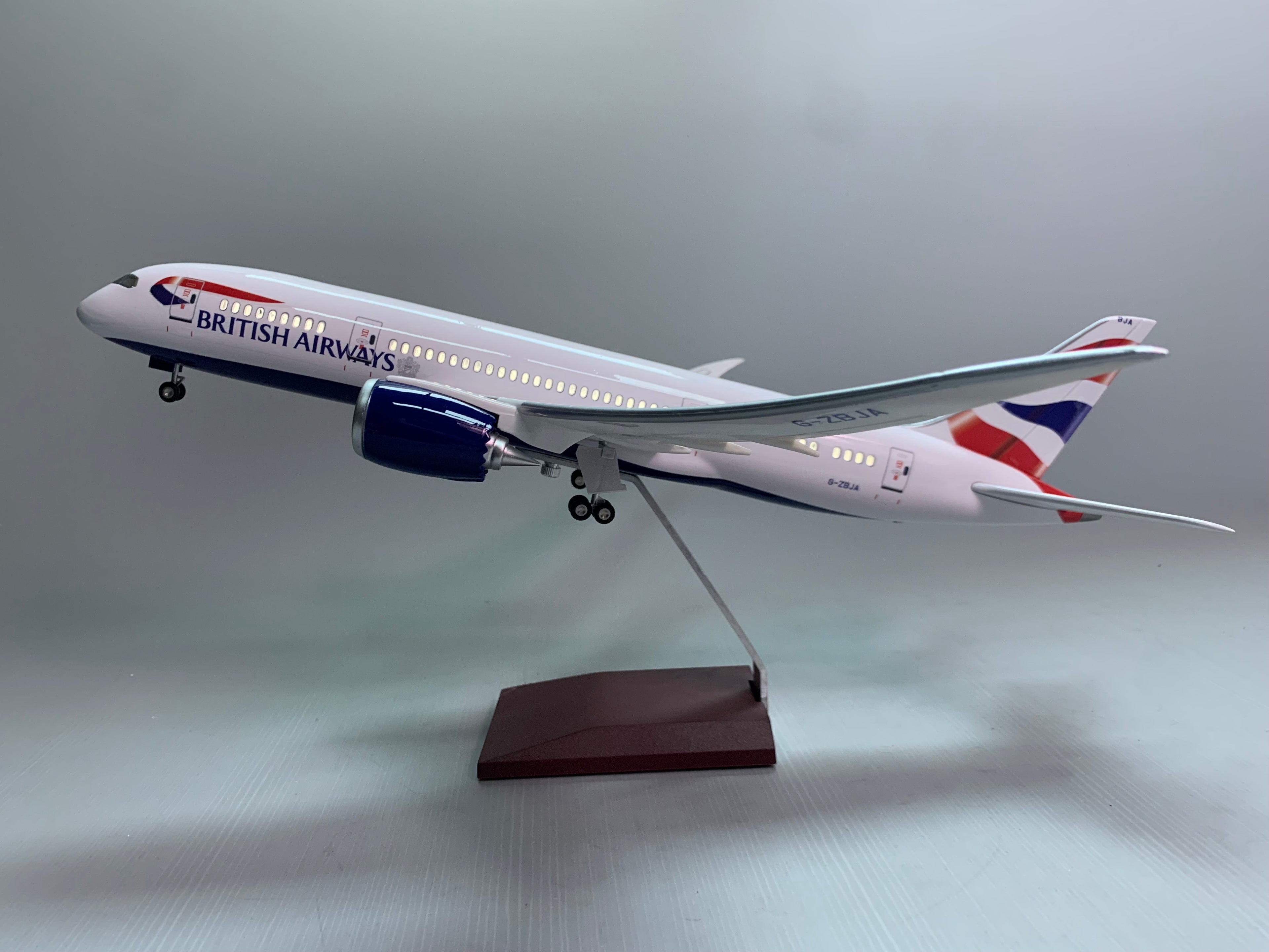 B787 Británico - Escala 1/130 - 43cm - 16.9 in