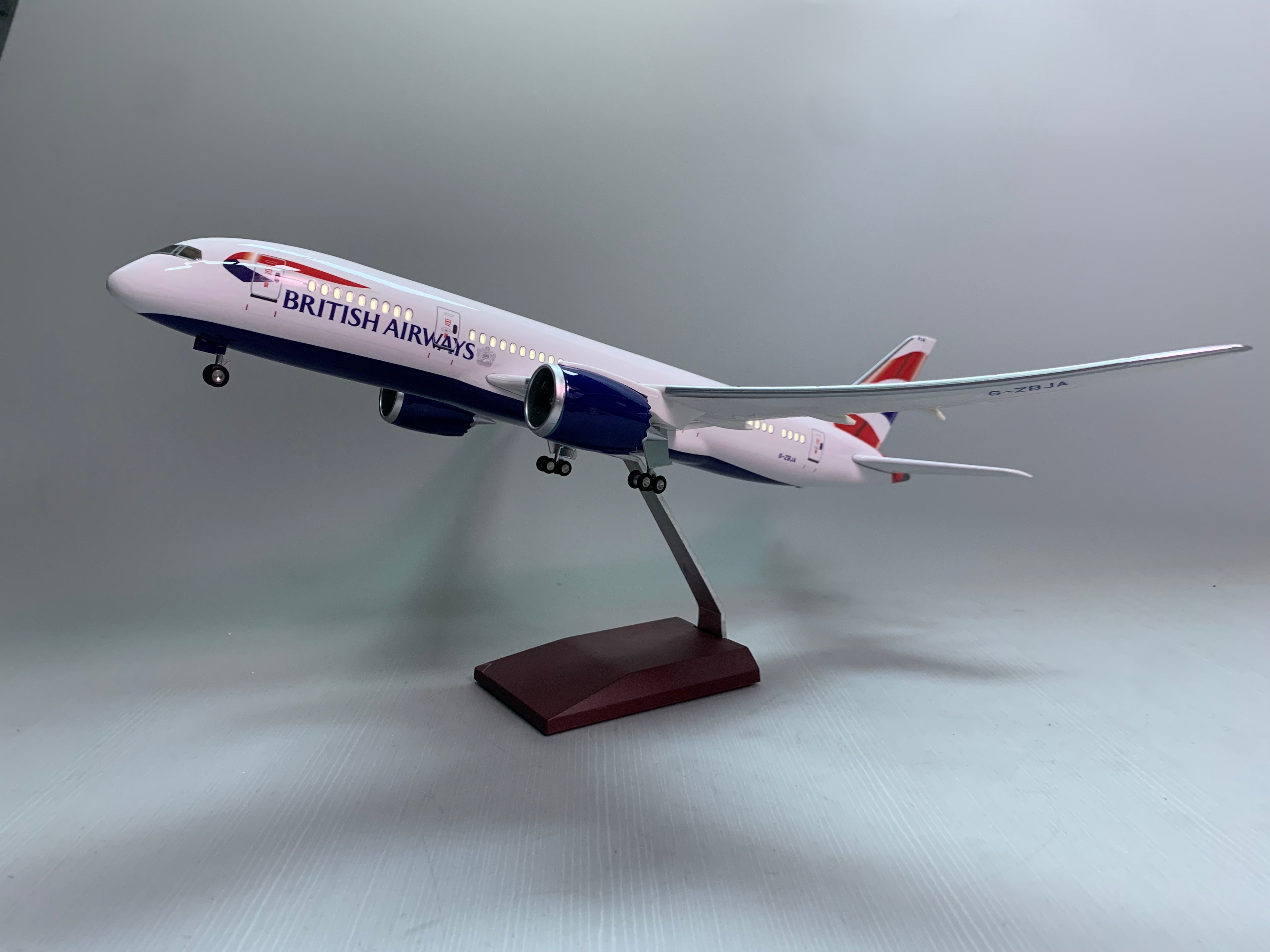 B787 Británico - Escala 1/130 - 43cm - 16.9 in