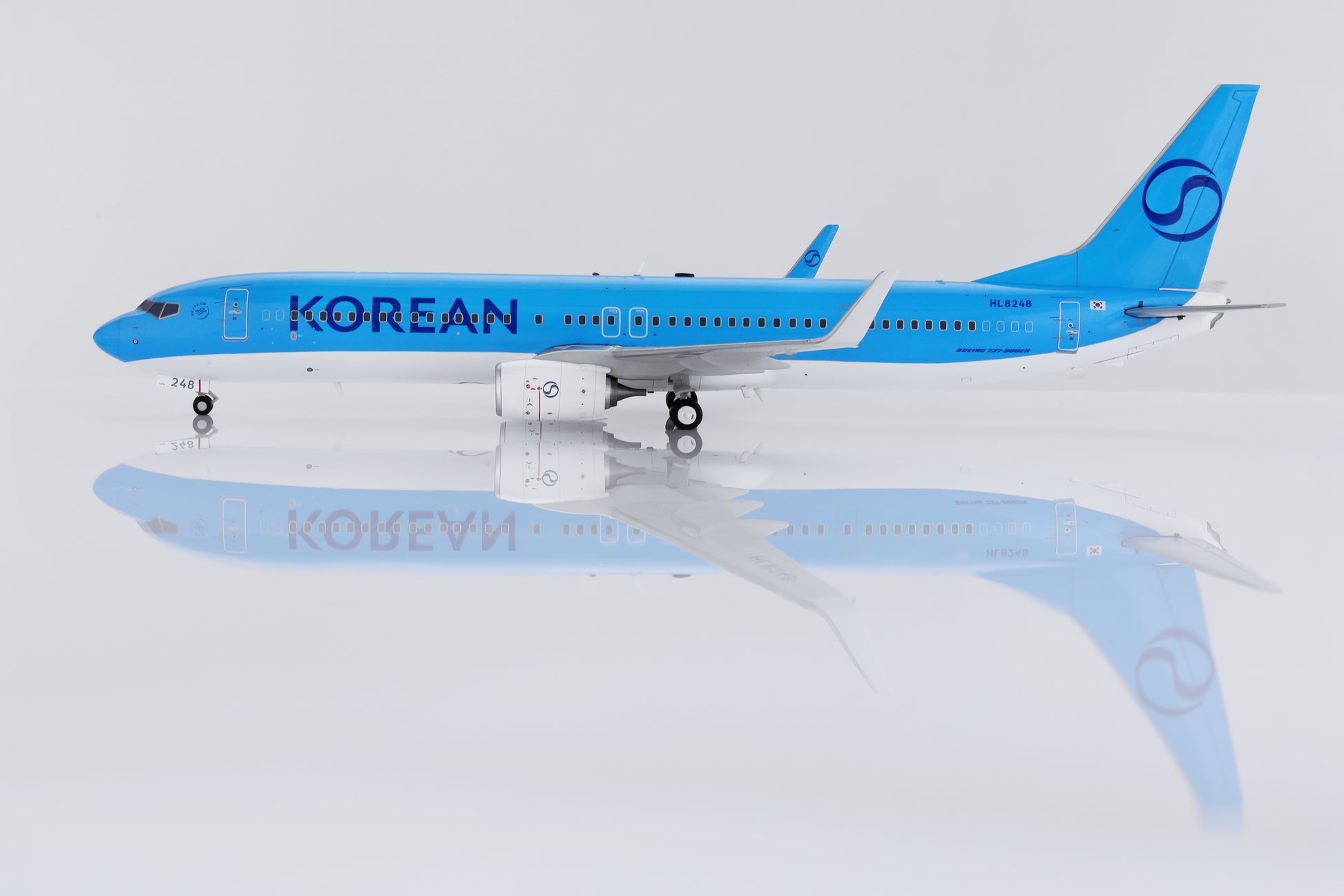 Korean Air Boeing 737-900ER HL8248 – Scale 1:200 – SQ Wings – 31 cm