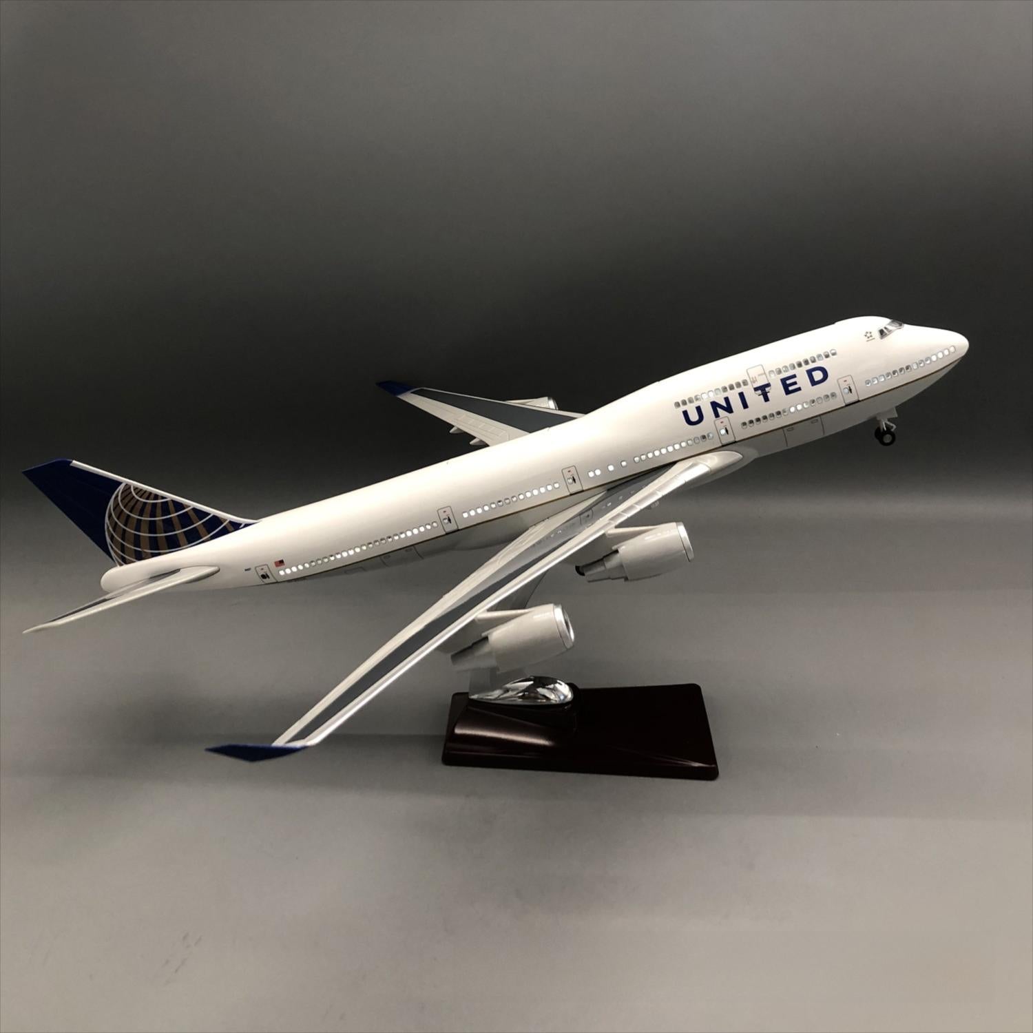 United Airlines Boeing 747-400 1:150 – 47 cm / 18.5 in – Opening Cabin Interior & LED Lights