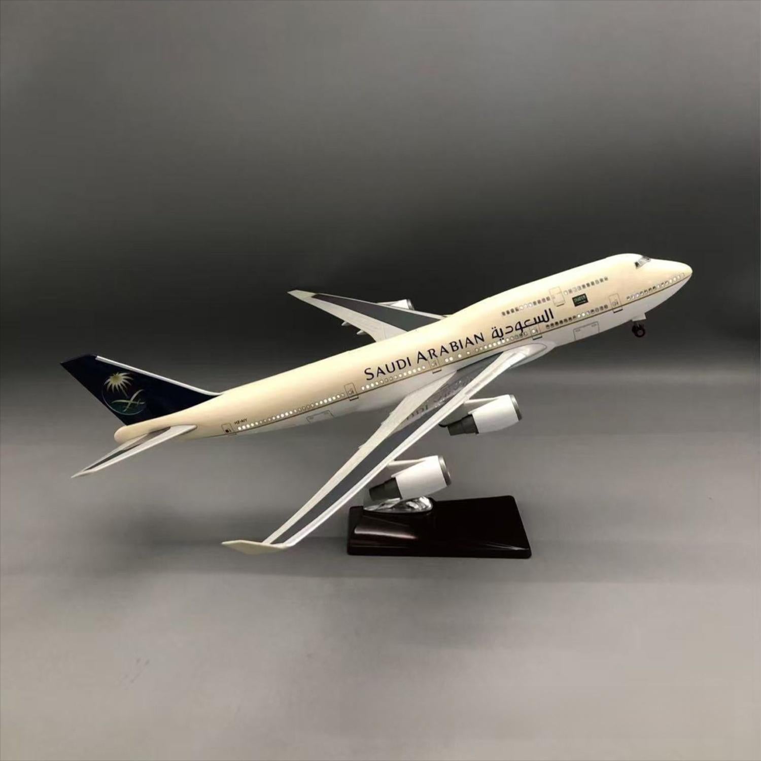Saudia Airlines Boeing 747-400 1:150 – 47 cm / 18.5 in – Interior de cabina abrible y luces LED - Gallery 4
