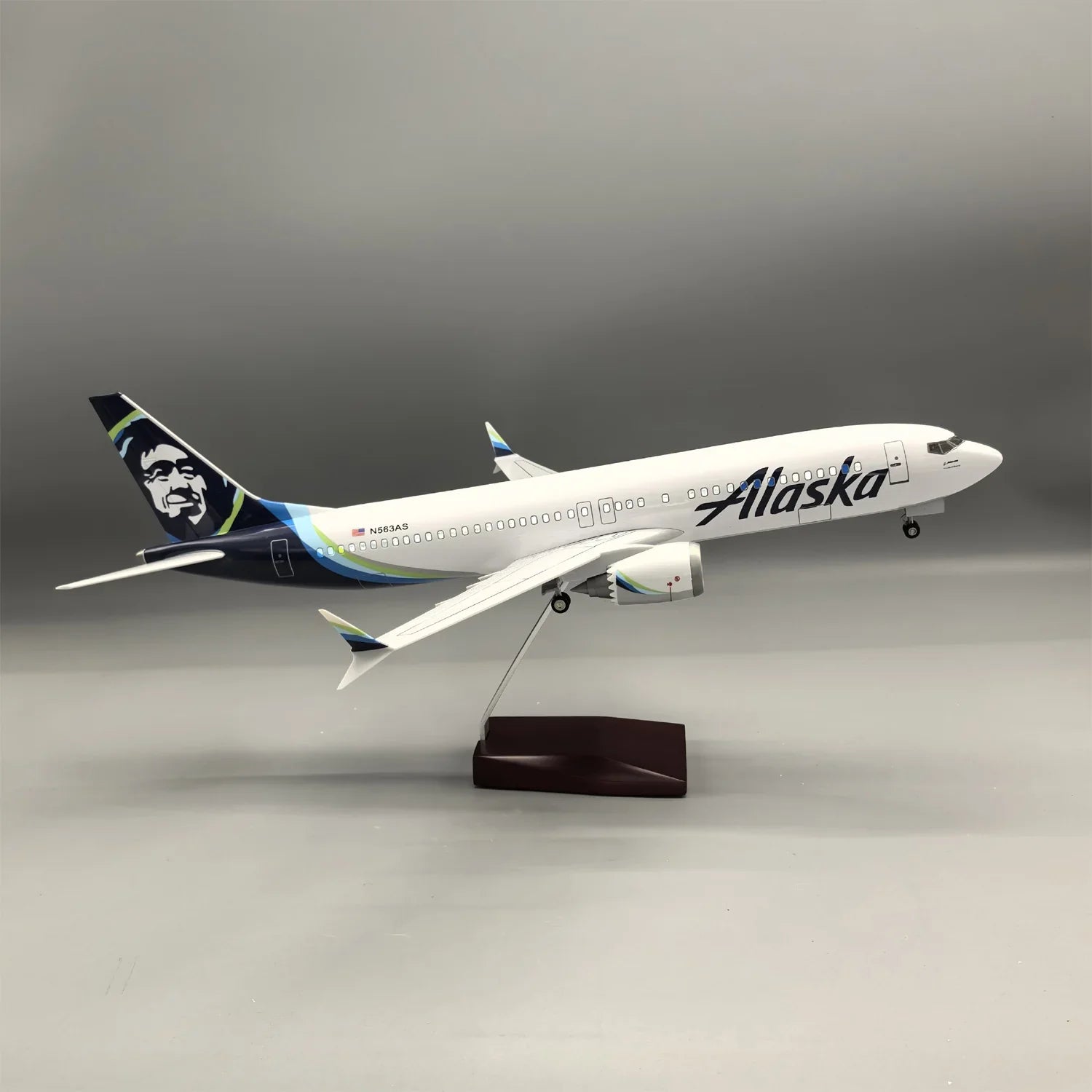 Boeing 737-800 Alaska Airlines 1:85 – 47 cm / 18.5 in – LED Lights - Gallery 13