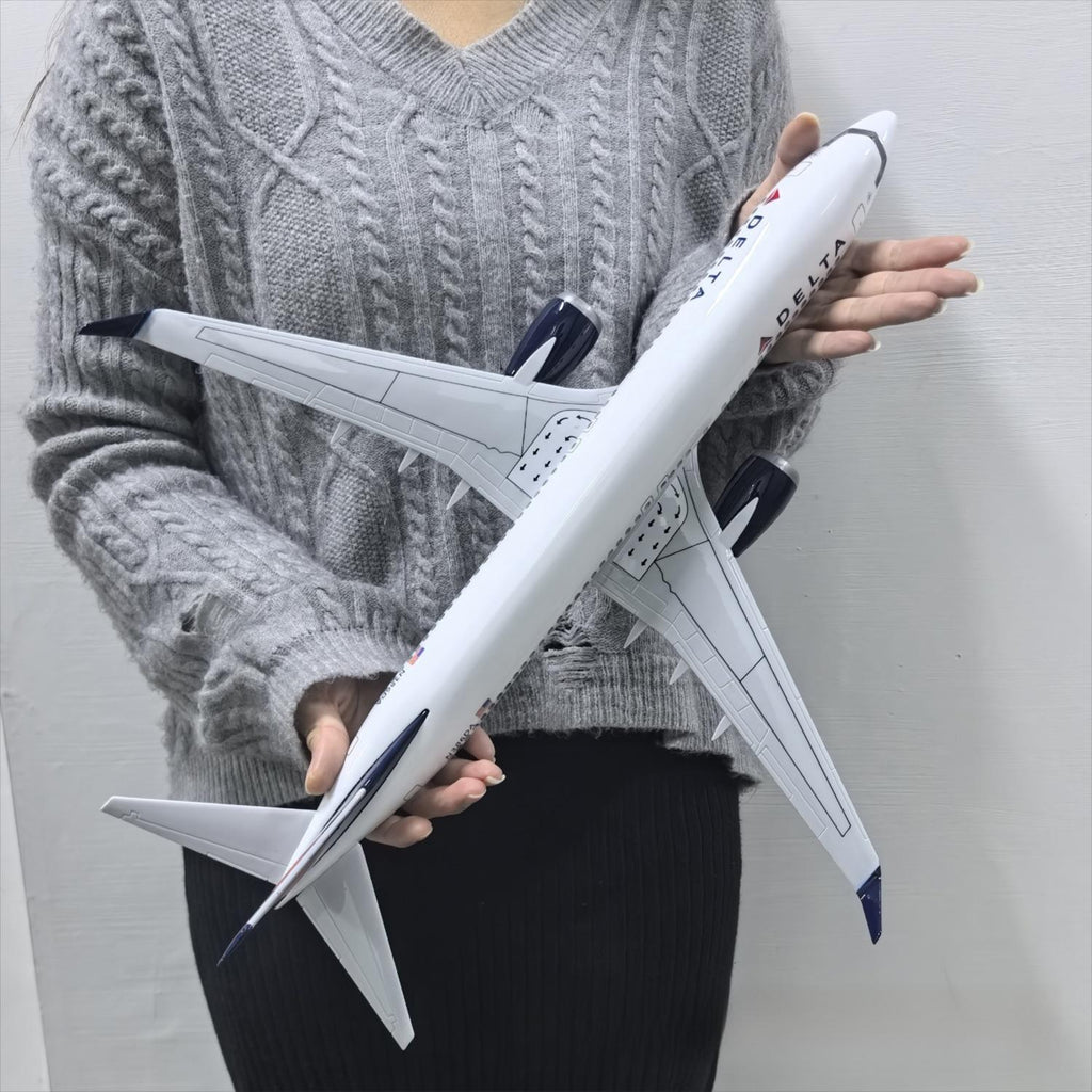 Boeing 737-800 Delta 1:80 – 47 cm / 18.5 in – LED Lights (PRE ORDER 10 days)