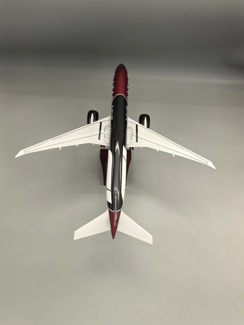Qatar Airways Boeing 777-300ER Formula 1 Special Livery 1:135 – 47 cm / 18.5 in – LED Lights