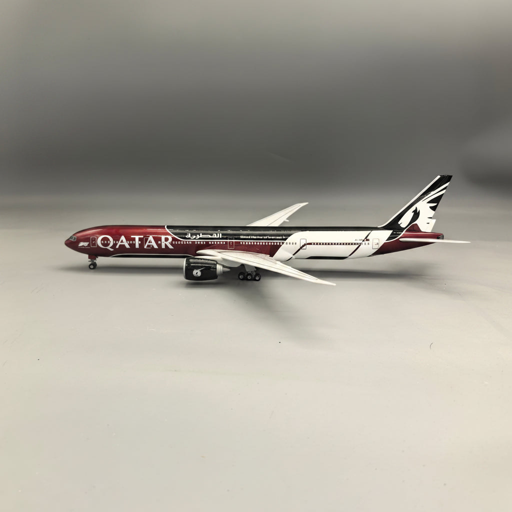 Qatar Airways Boeing 777-300ER Formula 1 Special Livery 1:135 – 47 cm / 18.5 in – LED Lights