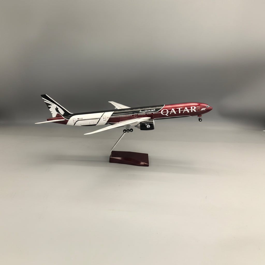 Qatar Airways Boeing 777-300ER Formula 1 Special Livery 1:135 – 47 cm / 18.5 in – LED Lights