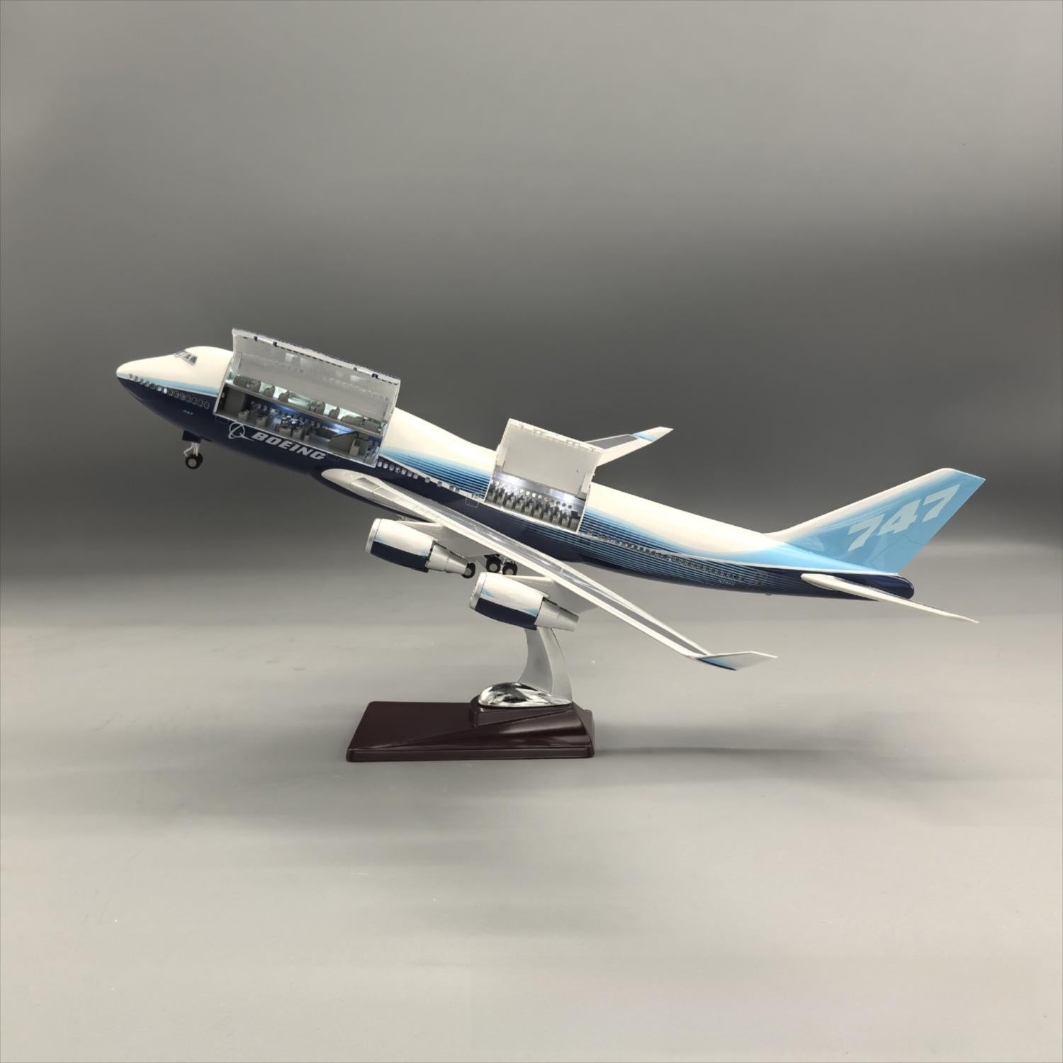 Prototype Boeing 747-400 1:150 – 47 cm / 18.5 in – Opening Cabin Hatches