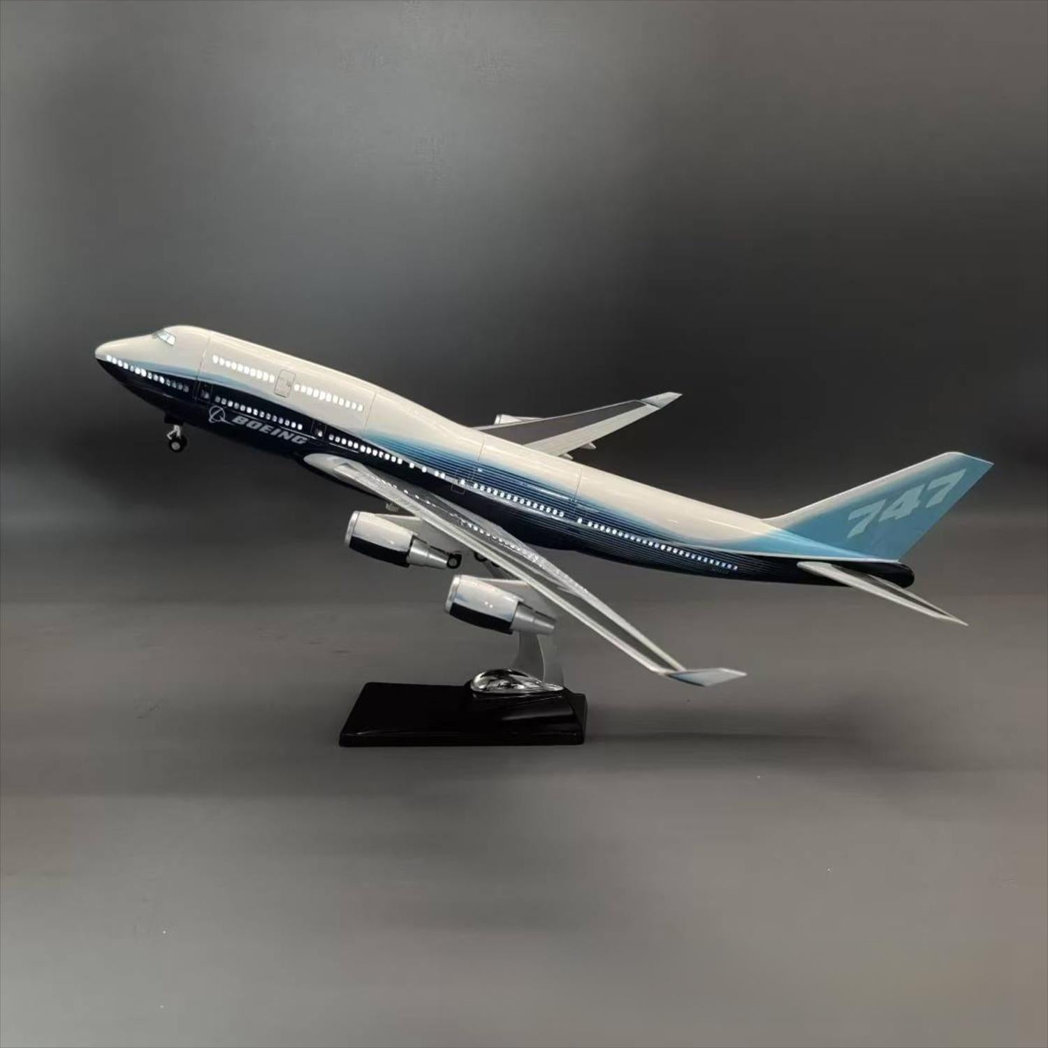 Prototype Boeing 747-400 1:150 – 47 cm / 18.5 in – Opening Cabin Hatches