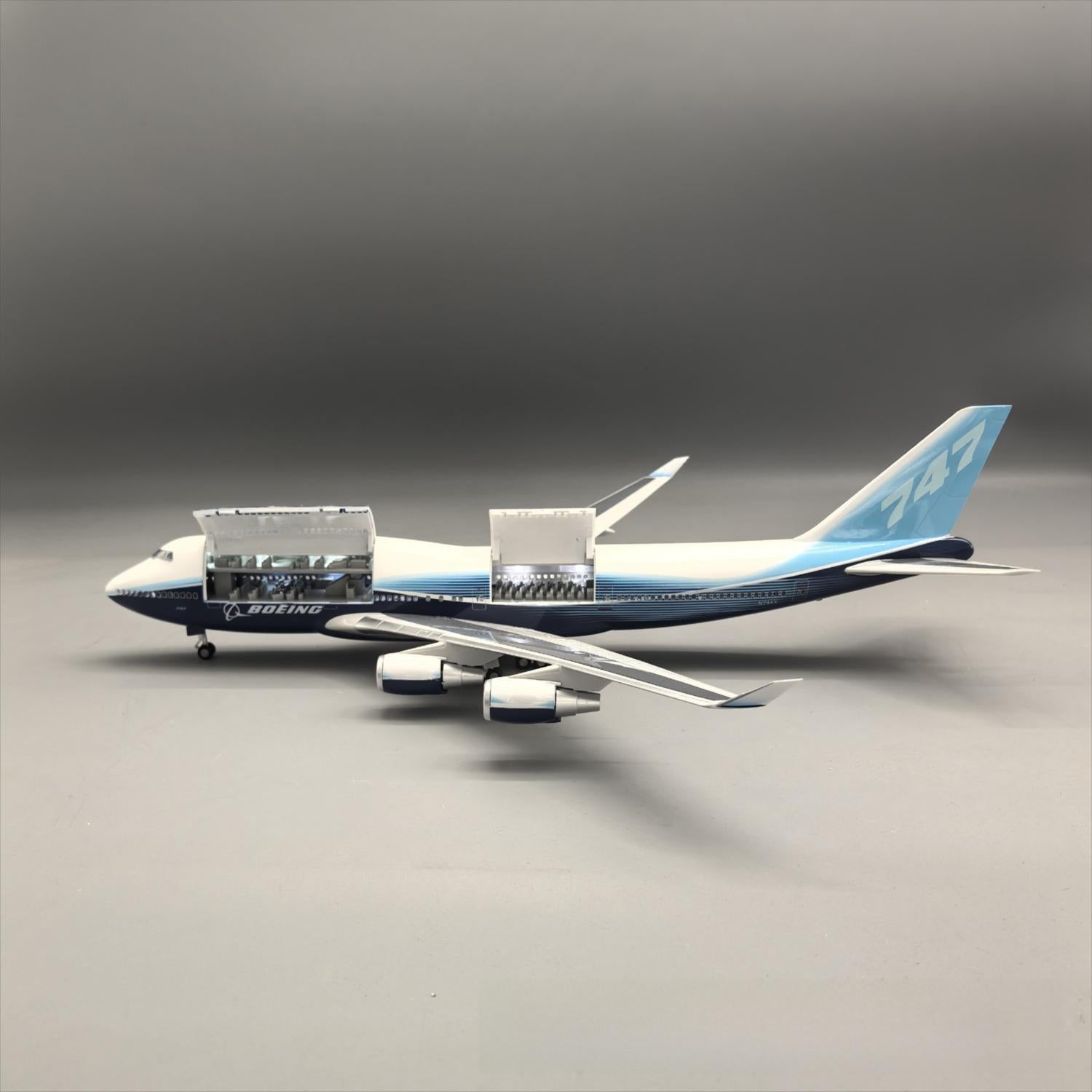 Prototype Boeing 747-400 1:150 – 47 cm / 18.5 in – Opening Cabin Hatches