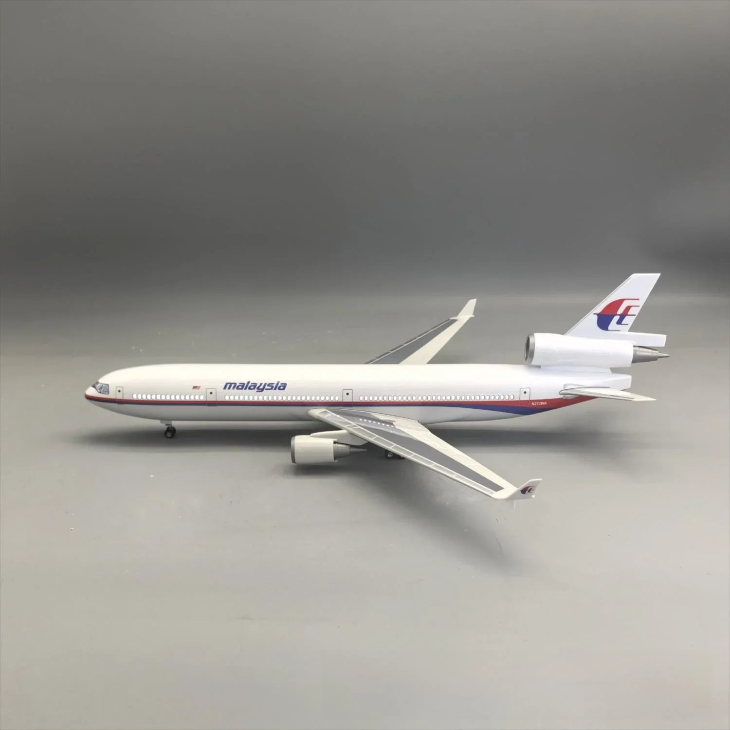 Malaysia Airlines MD-11 1:150 – 47 cm / 18.5 in – Classic Trijet Edition - Gallery 2