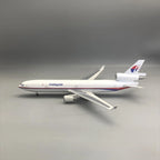 Malaysia Airlines MD-11 1:150 – 47 cm / 18.5 in – Edición Clásica Trireactor