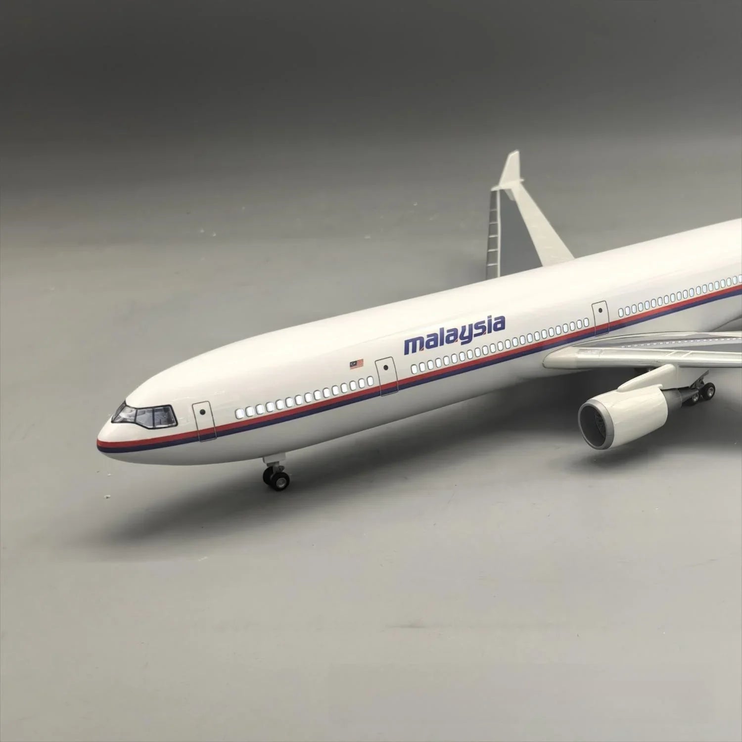 Malaysia Airlines MD-11 1:150 – 47 cm / 18.5 in – Classic Trijet Edition - Gallery 3