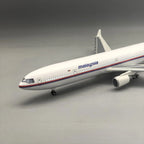 Malaysia Airlines MD-11 1:150 – 47 cm / 18.5 in – Edición Clásica Trireactor