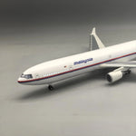 Malaysia Airlines MD-11 1:150 – 47 cm / 18.5 in – Classic Trijet Edition - Thumbnail 3