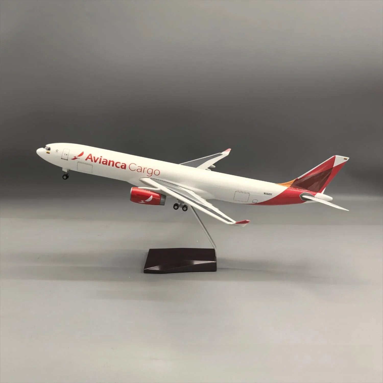 Avianca Cargo Airbus A330-200F 1:135 – 47 cm / 18.5 in – Logistics Edition - Gallery 1