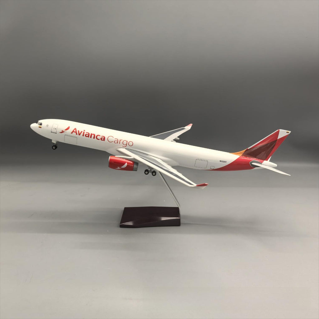 Avianca Cargo Airbus A330-200F 1:135 – 47 cm / 18.5 in – Edición Logística