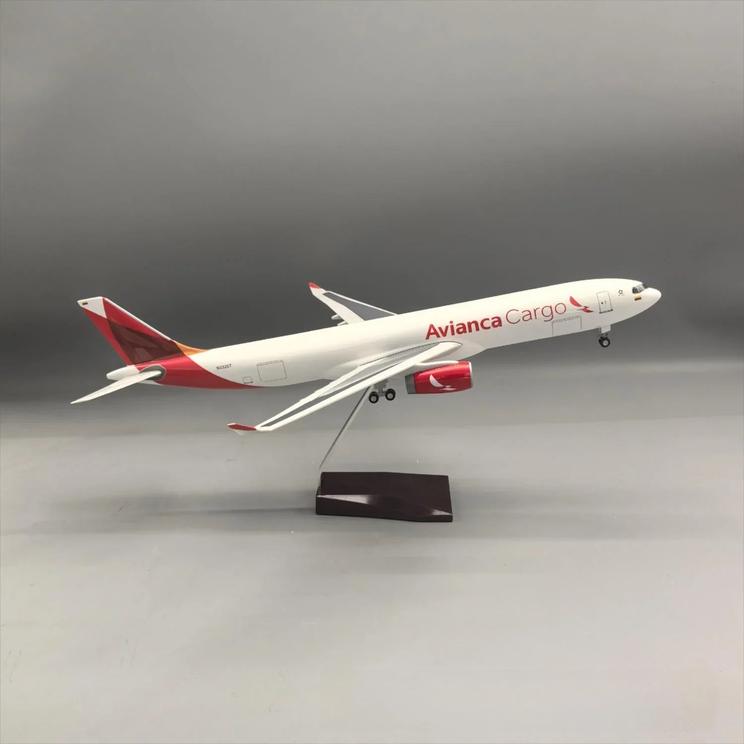 Avianca Cargo Airbus A330-200F 1:135 – 47 cm / 18.5 in – Logistics Edition - Gallery 2
