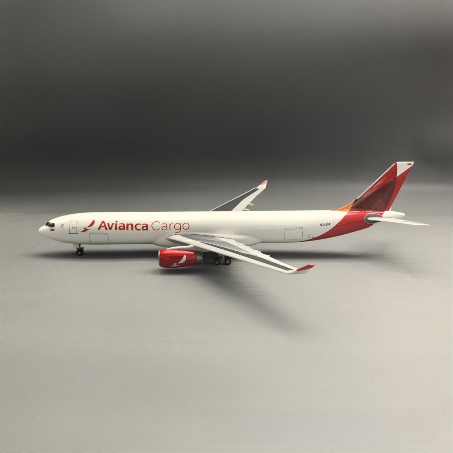 Avianca Cargo Airbus A330-200F 1:135 – 47 cm / 18.5 in – Logistics Edition