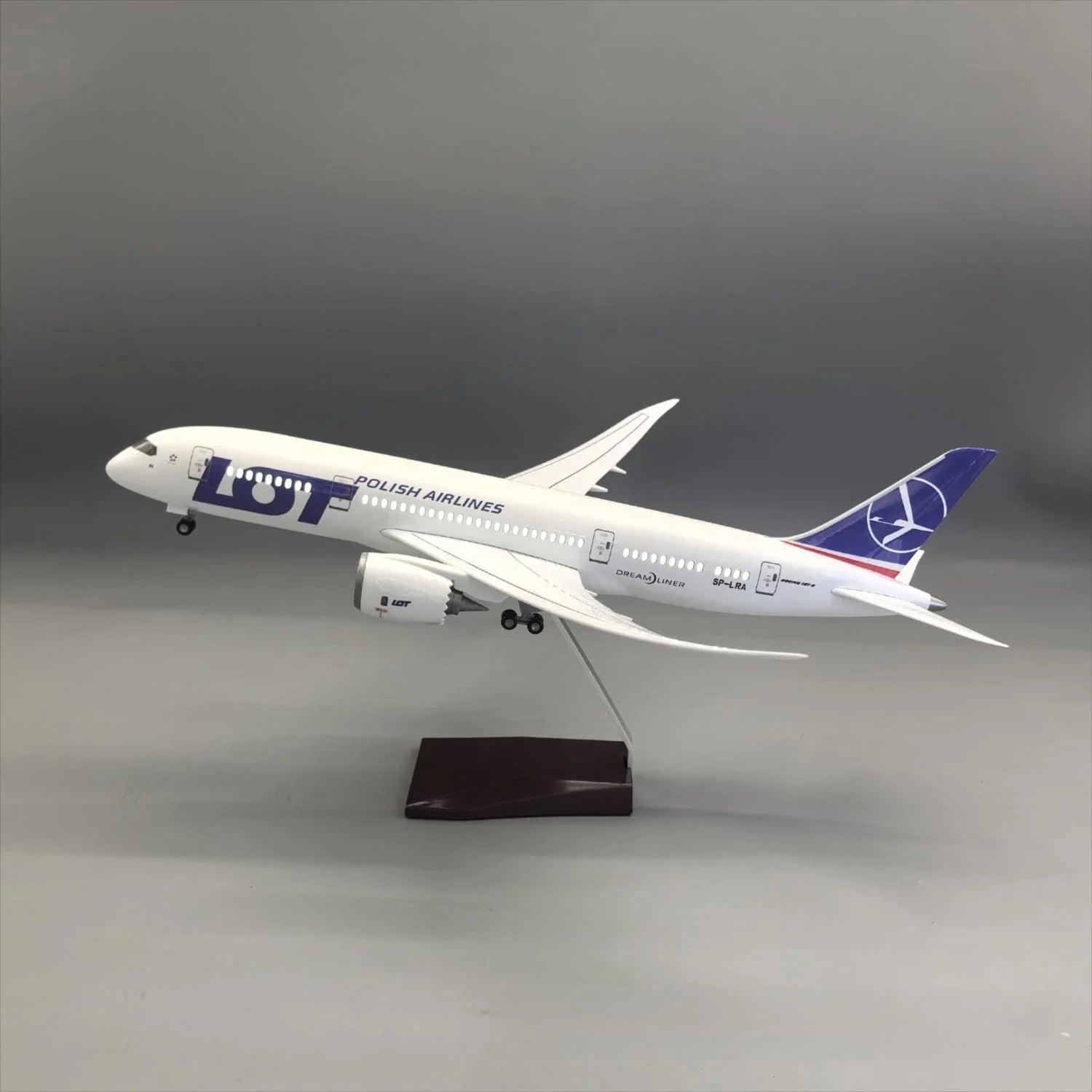 LOT Polish Airlines Boeing 787-8 1:130 – 43 cm / 16.9 in – Dreamliner Edition - Gallery 1