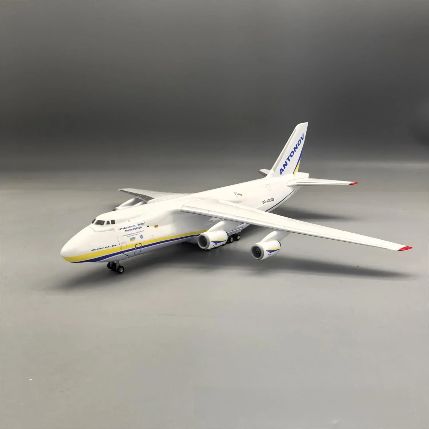 Ukraine International Antonov An-124 1:165 – 42 cm / 16.5 in