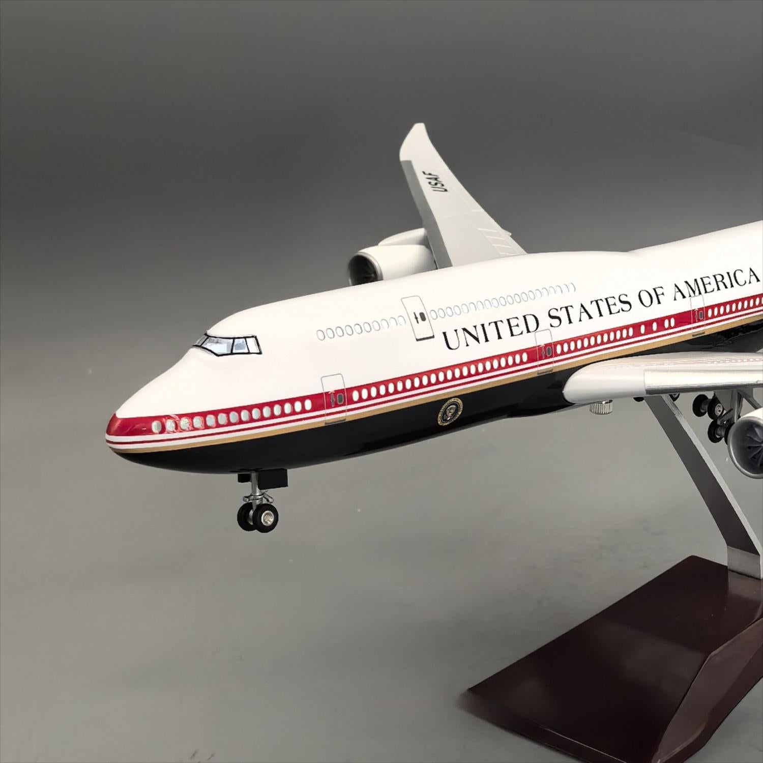 Air Force One Boeing 747-8 (VC-25B) 1:150 Scale Model Airplane – New Presidential Livery (47cm / 18.5") - Gallery 4