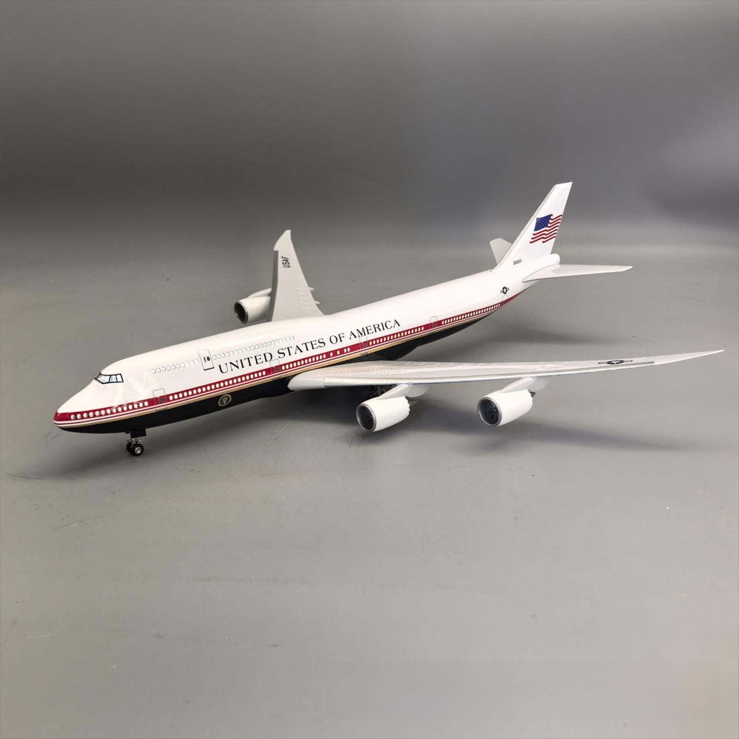 Air Force One Boeing 747-8 (VC-25B) 1:150 Scale Model Airplane – New Presidential Livery (47cm / 18.5") - Gallery 3