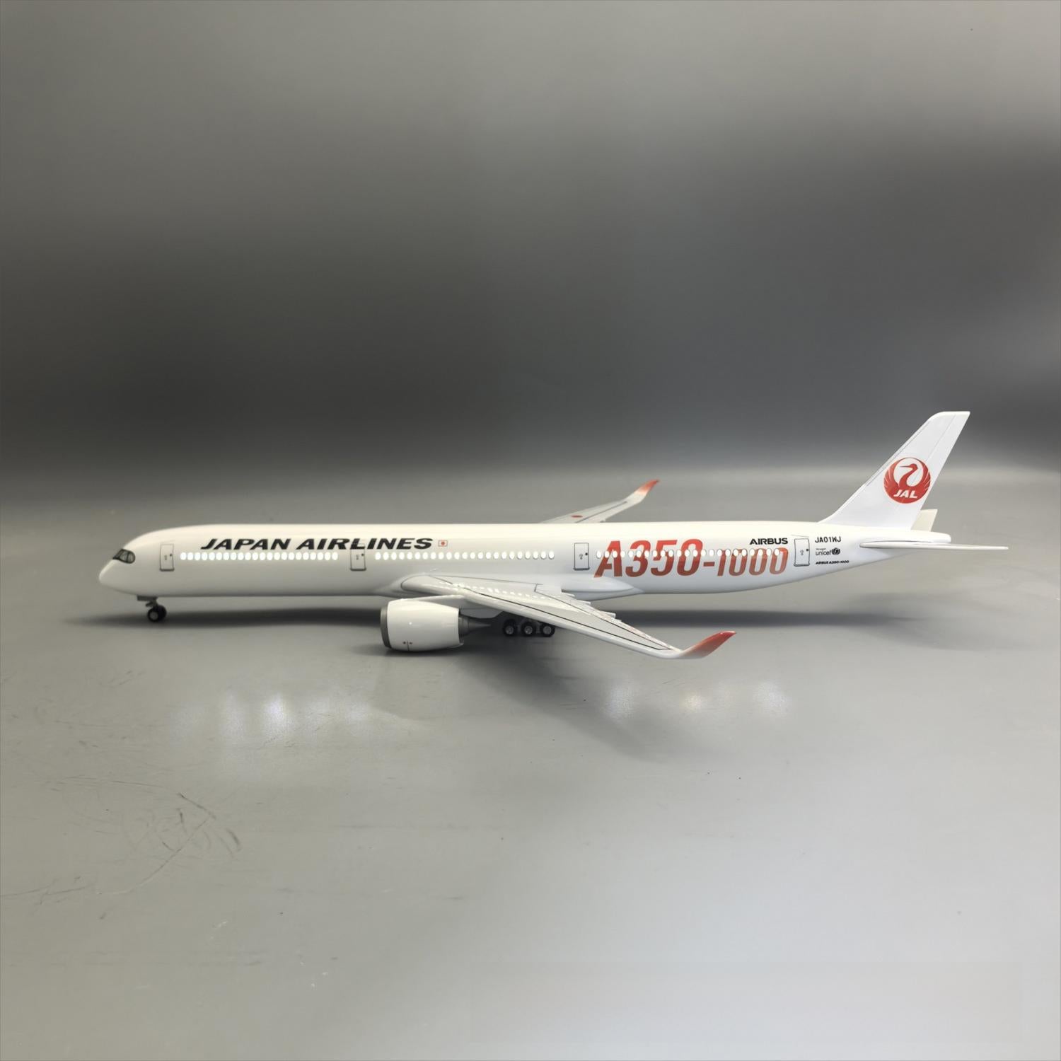 Japan Airlines Airbus A350-1000 – 47 cm / 18.5 in – Synthetic Resin Desktop Display Model - Gallery 3