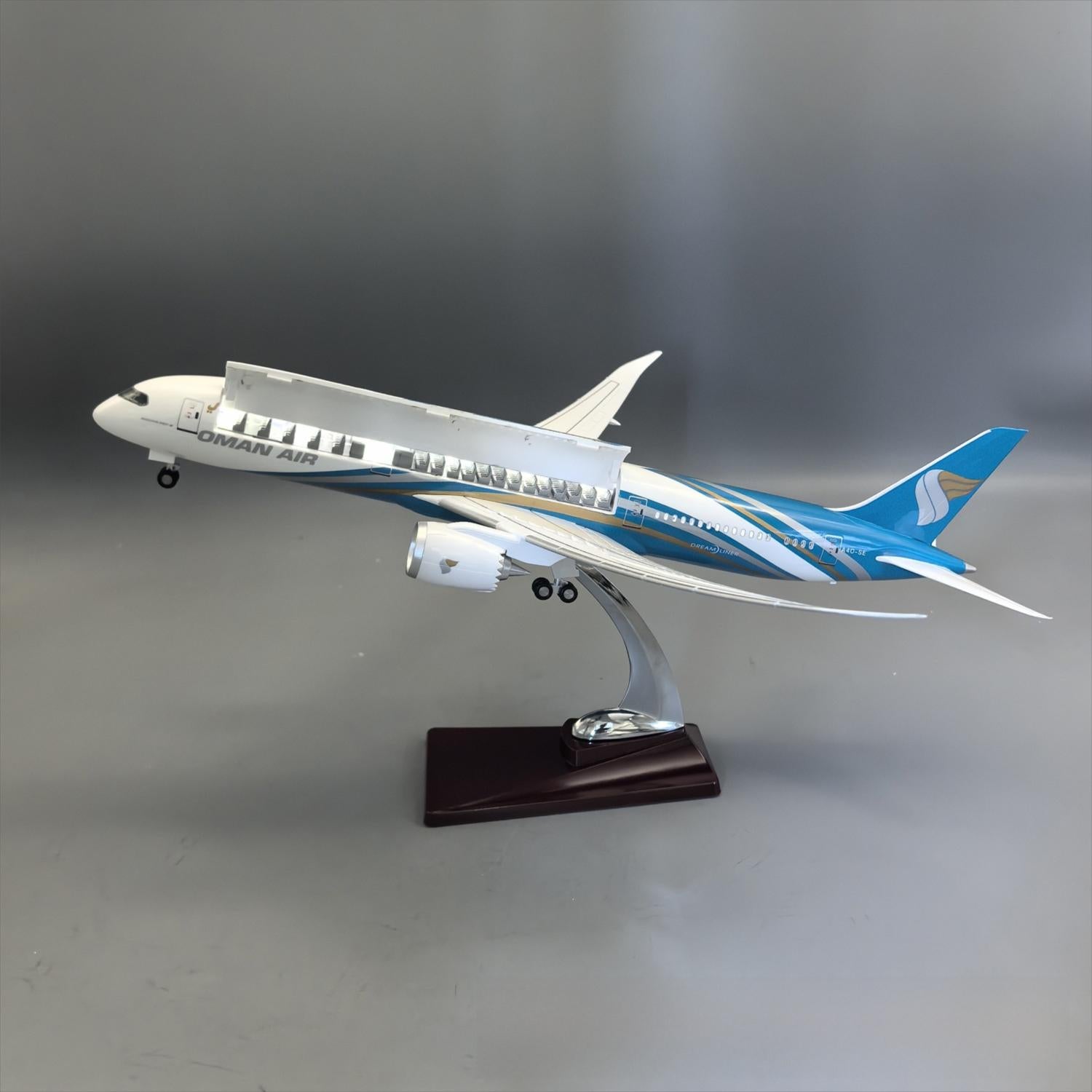 Oman Air Boeing 787-9 Dreamliner – 42 cm / 16.5 in – Openable Hatch Cover LED Display Model