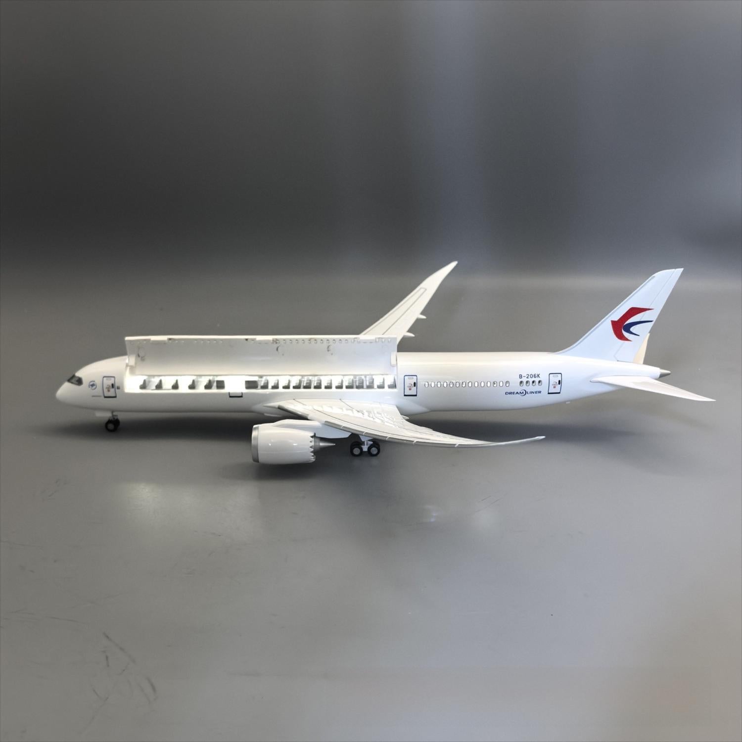 China Eastern Airlines Boeing 787-9 Dreamliner – 42 cm / 16.5 in – Opening Cabin Interior
