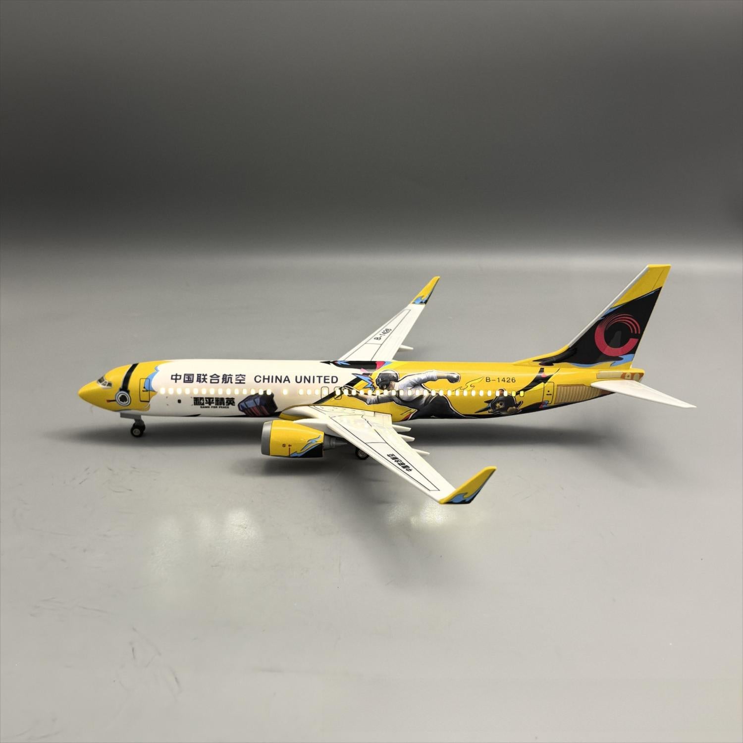 China United Airlines Boeing 737-800 "Peace Elite" Airplane Model — 1:110 Scale | 37cm / 14.6" - Gallery 6