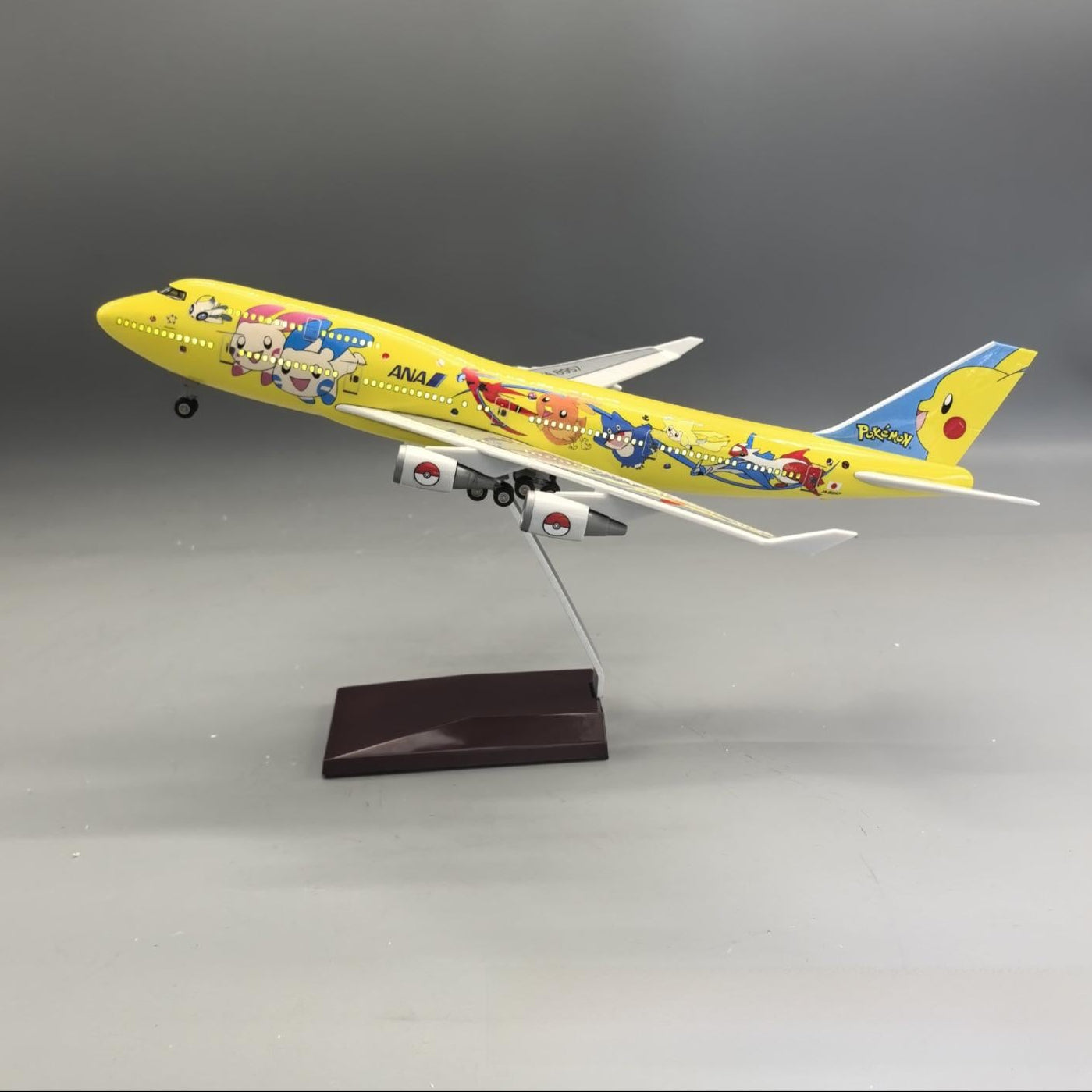 ANA "Pikachu Jet" Boeing 747-400 1:190 – 37 cm / 14.6 in – Special Pokemon Edition