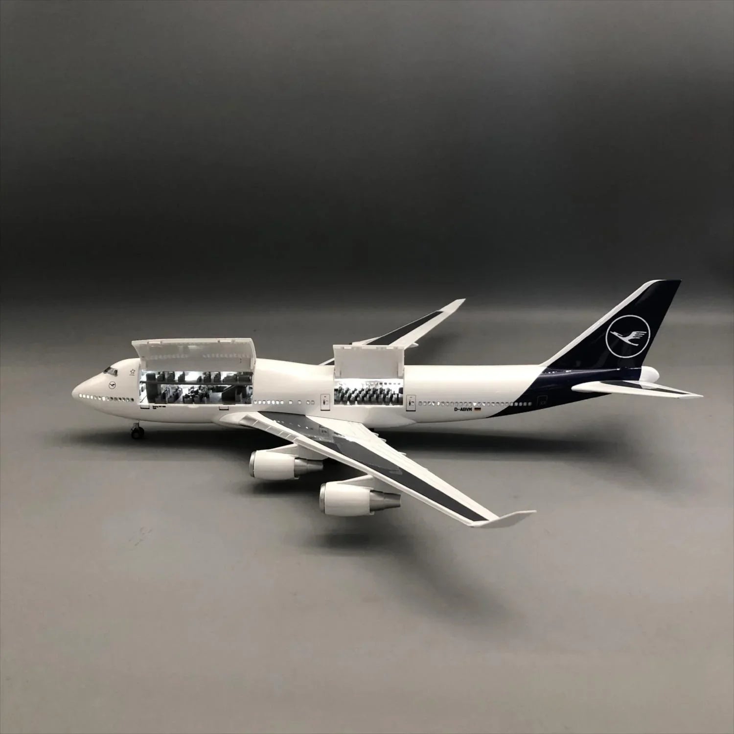 Lufthansa Boeing 747-400 1:150 – 47 cm / 18.5 in – Opening Cabin Interior & LED Lights - Gallery 3