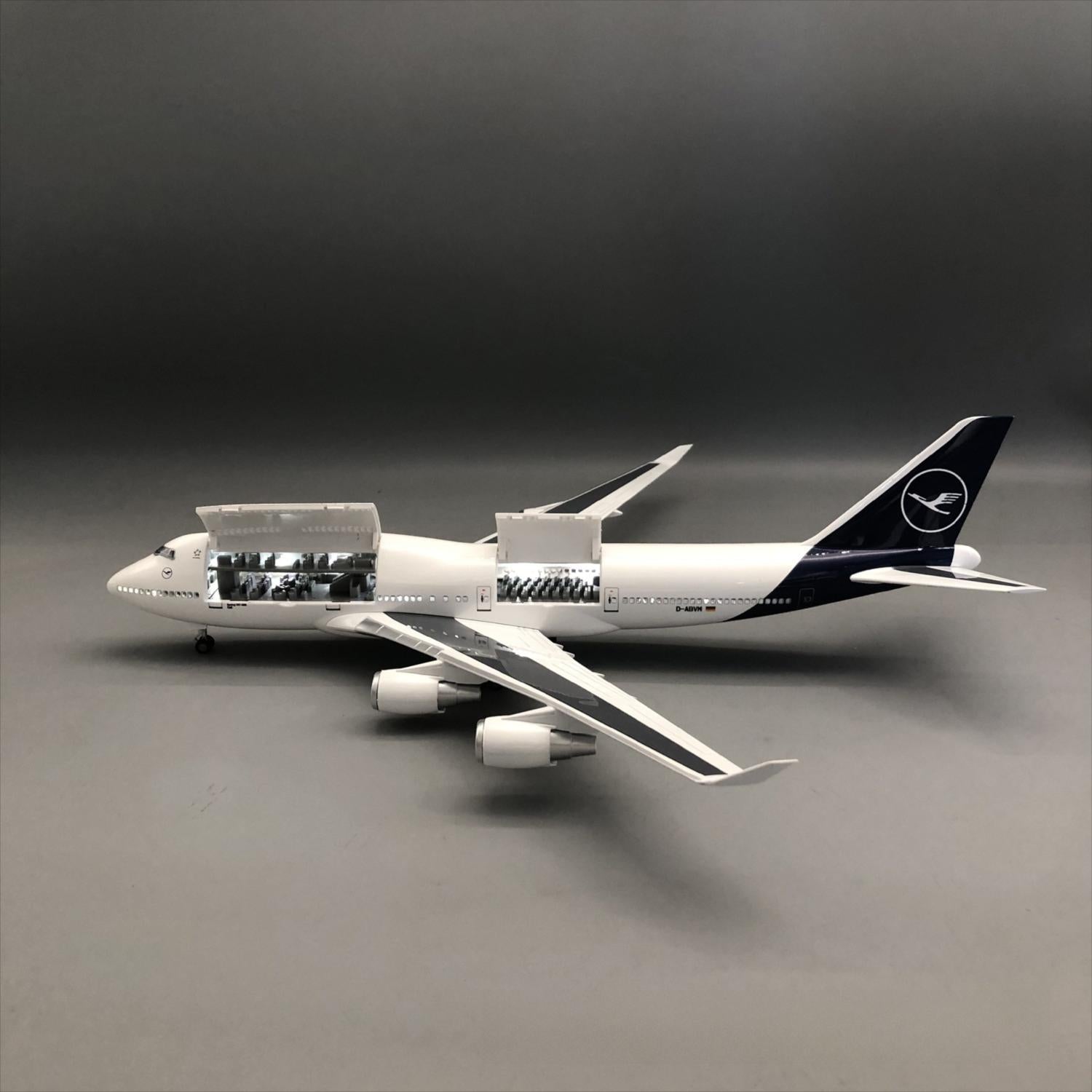 Lufthansa Boeing 747-400 1:150 – 47 cm / 18.5 in – Opening Cabin Interior & LED Lights