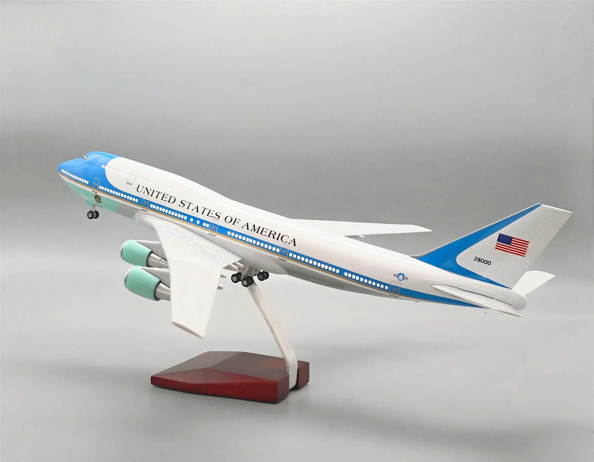 Boeing 747 Air Force One 1:150 – 47 cm / 18.5 in – LED Lights - Gallery 4
