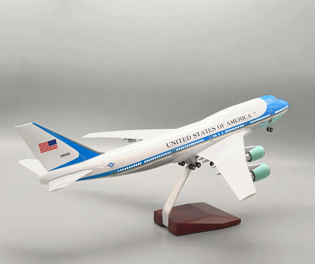 Boeing 747 Air Force One 1:150 – 47 cm / 18.5 in – LED Lights
